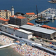 Plaža blizu slovenske meje sproža burne razprave: ženske in moške ločuje 2,7 metra visok zid (ki marsikomu ni po godu)