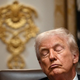 Šokanten ukaz z vrha: iz vseh dokumentov morajo nemudoma izbrisati ime Donalda Trumpa