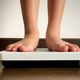 Se dogaja tudi vam? Poleti jemo manj, tehtnica pa kaže drugače: nutricionistka razkriva, zakaj se redimo tudi v vročini (tega marsikdo ne ve, gre za odziv telesa)