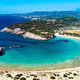 Dih jemajoča mediteranska plaža s prav posebno obliko: čeprav v bližini ni turistične ponudbe, ljudi tja privablja dvoje