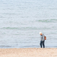 Upokojenec Peter je hodil po plaži, ko je pod peskom zagledal nekaj svetlečega. Takoj je vedel, da bo to najbolj srečen dan v njegovem življenju