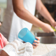 Številni množično opuščajo detergent za posodo: ta naravna alternativa stane manj kot evro na liter, pa še izjemno učinkovita je (poskusite, ne bo vam žal)