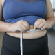 Zakaj se kilogrami po 40. letu hitreje nabirajo? Razlog ni le v prehrani