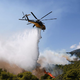 Grozljiva nesreča med gašenjem požara: trčila in strmoglavila dva gasilska helikopterja