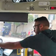Voznik avtobusa s to potezo šokiral potnike: mnogi menijo, da si tega ne bi smel privoščiti (VIDEO)