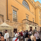 Novi turistični ukrep dobesedno razdelil turiste. Fotografije naše bralke kažejo zgovorne prizore pred veliko svetovno atrakcijo – bo tako tudi v Sloveniji?