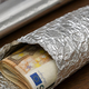 Ste slišali za to? Nekateri ljudje denar zavijajo v aluminijasto folijo - razlog, ki se skriva za tem, pa je bolj praktične narave