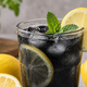 Ste že poskusili črno limonado? Zaradi te sestavine se barva spremeni, deluje pa odlično proti težavi, ki muči številne Slovence (res je pravi hit)