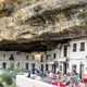 Majhno mestece, zgrajeno pod ogromnimi skalami: njegova edinstvena podoba privablja turiste z vsega sveta (FOTO)