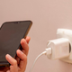 Puščate polnilec za vaš telefon ves čas v vtičnici? Potem je dobro vedeti, kaj se dogaja (vse skupaj le ni tako nedolžno, kot se zdi)