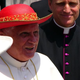 Nekdanji papež priznal, da je preiskavi o spolnih zlorabah otrok posredoval napačne informacije