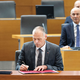 V središču / Pravi človek na pravem mestu
