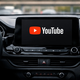 YouTube uradno na Android Auto, a z omejitvijo