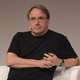 Véliki Linus Torvalds popravlja hrošče z umetno inteligenco