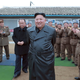 Kim Džong Un nad modne posnemovalce s prepovedjo nošenja plaščev
