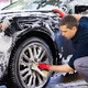 Ročno pranje ali avtopralnica? To so najpogostejše napake pri čiščenju avtomobila doma.