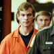 Kdo je kanibalski serijski morilec Jeffrey Dahmer, ki je žrtvi v lobanjo zvrtal luknjo in vanjo zlil kislino