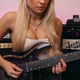 Zaročila se je najbolj seksi kitaristka na svetu