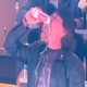 Eddie Vedder ukradel šov na tekmi: pivo spil na eks in postal spletni hit