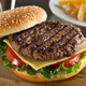 Kako pripraviti sočen burger? Kuharji razkrili trik z eno nepričakovano sestavino