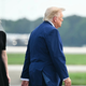 Vedno je ob Trumpu, vsi se sprašujejo isto – kdo je skrivnostna 25-letna pomočnica?