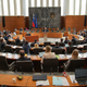 Dobrodošli v vzporedni Sloveniji: Hojs beži, Mahnič trobi, Grims išče Ruse