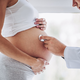 Postavite zdravje svojega otroka na 1. mesto: Po opozorilih strokovnjakov v nosečnosti ni varne alkoholne pijače