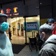 Epidemija? Po kitajskih družbenih omrežjih se širi informacija, da je za okužbo s koronavirusom umrlo že vsaj tisoč ljudi