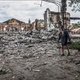 Rusi v Lisičansku uničujejo stavbo za stavbo, mesto skušajo obkoliti