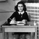 Skrajni levičarji trdijo, da je imela Anne Frank “beli privilegij”