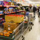 Vladna blamaža s primerjavami cen 15 živil se nadaljuje: mediji skušajo pomagati prodati zgodbo o borbi proti inflaciji
