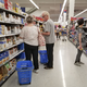 Trgovinska zbornica je pozvala k začasni zaustavitvi primerjanja cen osnovnih živil; na blamažo slovenske vlade opozorili tuji mediji