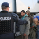 Krepko več kot pol milijona evrov vašega denarja letos za avtobusne prevoze ujetih ilegalnih migrantov v azile
