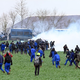 V jedrni Franciji se je policija protestnikov ponovno lotila z vodnim topom in solzivcem