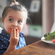 Pediatri nasprotujejo veganskim prehranskim smernicam Golobovega strateškega sveta