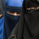 ZN kritičen do francoske prepovedi nikaba: “Nošenje nikaba je človekova pravica!”