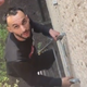 [Video] Migrant je po lestvi vdrl v stanovanje in zabodel prijatelja svoje bivše