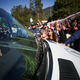 FOTO: Protestniki napadli minibus argentinskega predsednika