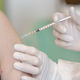 Skupina slovenskih zdravnikov objavlja zavajajoče trditve o cepljenju