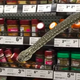 VIDEO: V supermarketu se je med začimbami plazil tri metre dolg piton