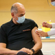 Bi se Janez Janša z uvedbo obveznega cepljenja zameril svojim?