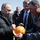 Putinov plan za obnovo Mariupola: na nizozemske kolesarske steze "sfotošopirali" ruske zastave