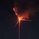 FOTO: Gasilci nemočno opazovali požar na vetrni turbini