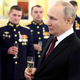 Putin s kozarčkom v rokah našel krivca za bombardiranje