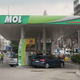 MOL NA MADŽARSKEM Z NOVO OMEJITVIJO: Osebna vozila bodo lahko kupila zgolj 50 litrov goriva dnevno