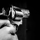 Moški in ženska v Lendavi gospe zagrozila s pištolo in jo okradla