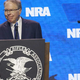 Odstopil prvi mož ameriškega orožarskega združenja LaPierre