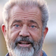 Mel Gibson poškodovan: Hodi s pomočjo palice in ortopedskega škornja