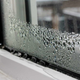 Drobne kapljice na oknih veliko povedo o stanju vašega doma. Kaj lahko storite?