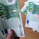 Posavec s ponarejanem preslepil banko, v žep pospravil skoraj 400 tisoč evrov
